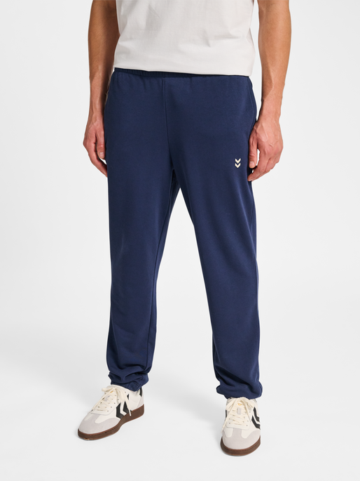 hmlPULSE SWEAT PANTS, DRESS BLUES hmlPULSE SWEAT PANTS, DRESS BLUES, model