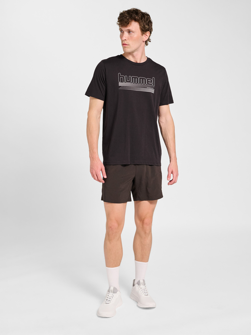 hmlPULSE GRAPHIC T-SHIRT S/S, AFTER DARK, model