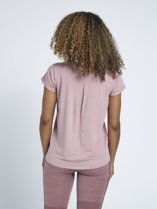 HMLISOBELLA T-SHIRT S/S, WOODROSE, model