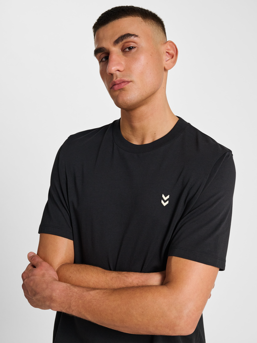 hmlPULSE T-SHIRT, BLACK, model