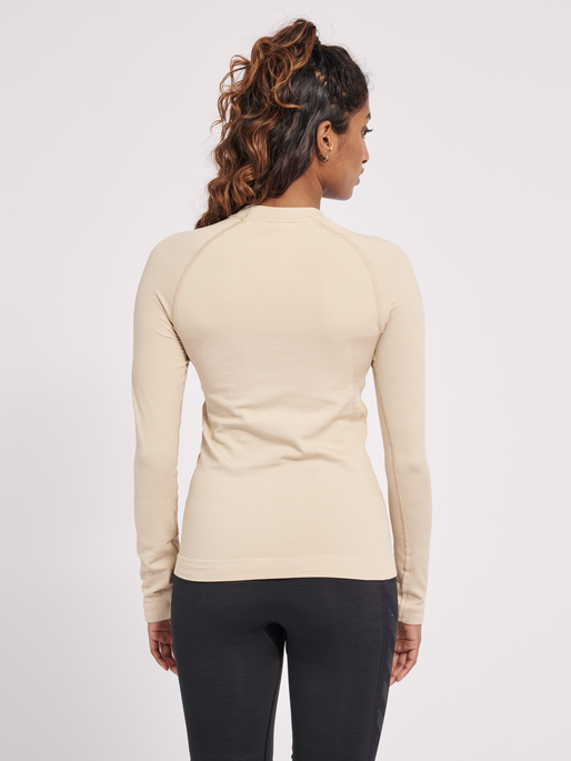 hmlCLEA SEAMLESS TIGHT T-SHIRT L/S, CHATEAU GRAY, model