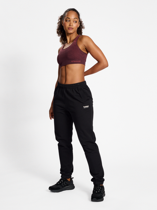 hmlMT FADE SEAMLESS SPORTS TOP, BITTER CHOCOLATE, model