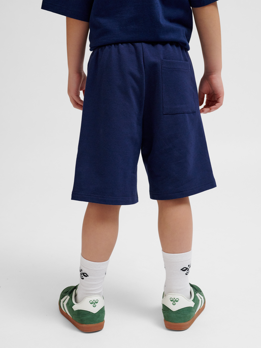 hmlFLAN SHORTS, BLACK IRIS, model