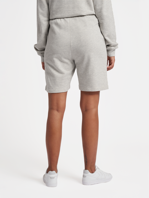 hmlHIVE LUCAS SWEATSHORTS, GREY MELANGE, model