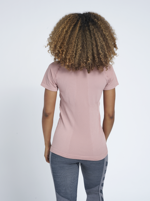 hmlCLEA SEAMLESS T-SHIRT, WOODROSE, model