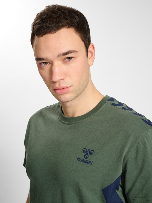 hmlSTALTIC COTTON T-SHIRT S/S, DUCK GREEN, model