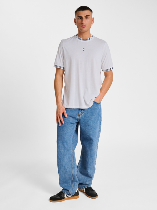 hmlPULSE RETRO T-SHIRT S/S, WHITE hmlPULSE RETRO T-SHIRT S/S, WHITE, model