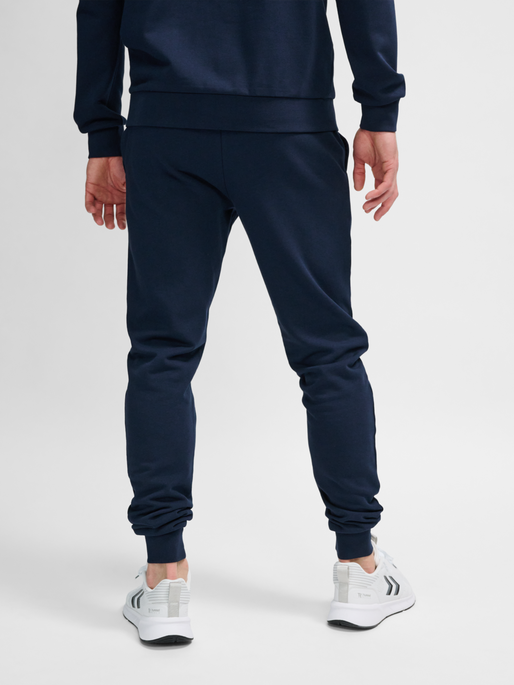 hmlACTIVE SWEATPANTS, TOTAL ECLIPSE, model