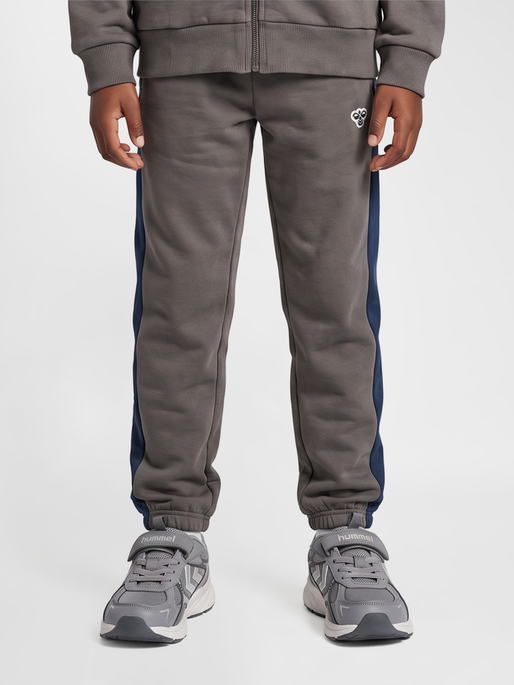hmlJR LOOSE BLOCK SWEATPANTS BEE, DARK GULL GRAY, model