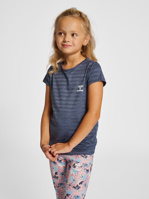 hmlSUTKIN T-SHIRT, BLACK IRIS, model