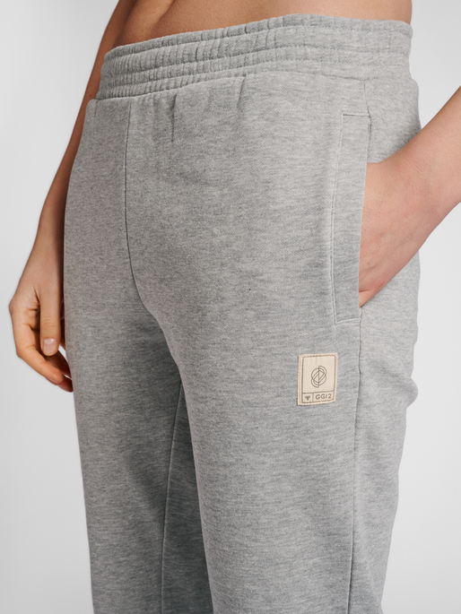 hmlGG12 SWEAT PANTS WOMAN, GREY MELANGE, model