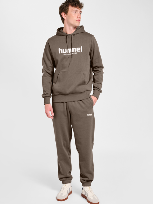 hmlLEGACY 2.0 HOODIE, DARK NIGHT, model