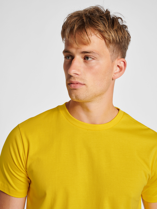 hmlRED HEAVY T-SHIRT S/S, EMPIRE YELLOW, model