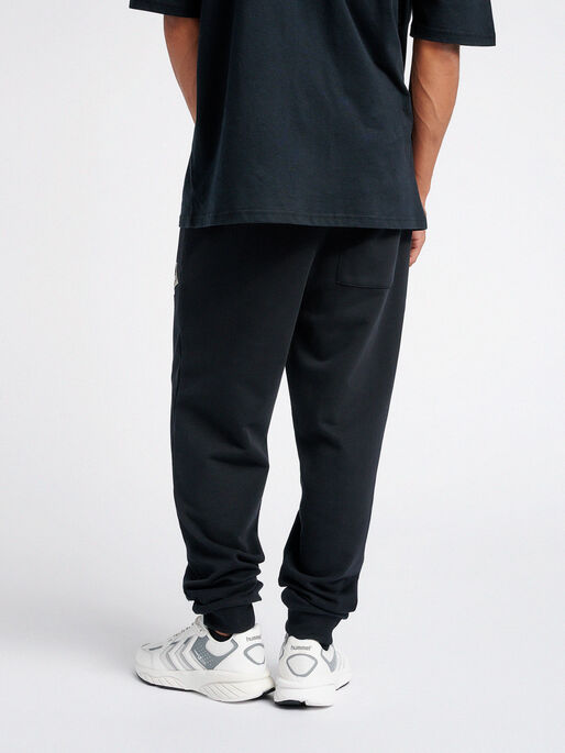 hmlURBAN PANTS, BLACK, model