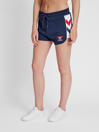 hmlIC DURBAN WOMAN SHORTS, PEACOAT, model