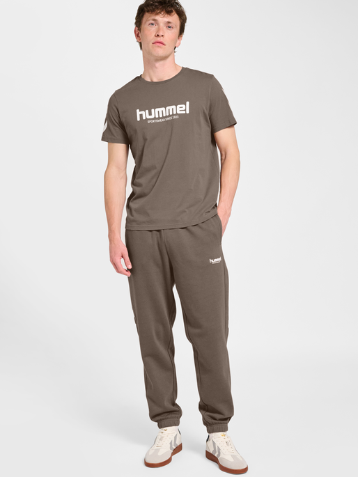 hmlLEGACY 2.0 SWEATPANTS, DARK NIGHT, model