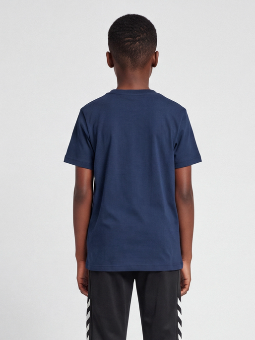 hmlPRINT T-SHIRT S/S, BLACK IRIS, model