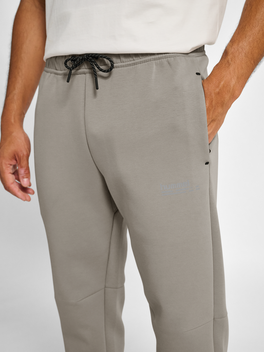 hmlTECH FLEECE REGULAR PANTS, ROCK RIDGE, model