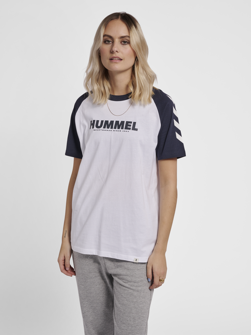 hmlLEGACY BLOCKED T-SHIRT, WHITE, model