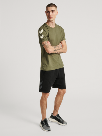 hmlLEGACY SHORTS, BLACK, model