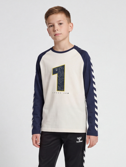 hmlSPACE JAM BOYS T-SHIRT L/S, MARSHMALLOW, model