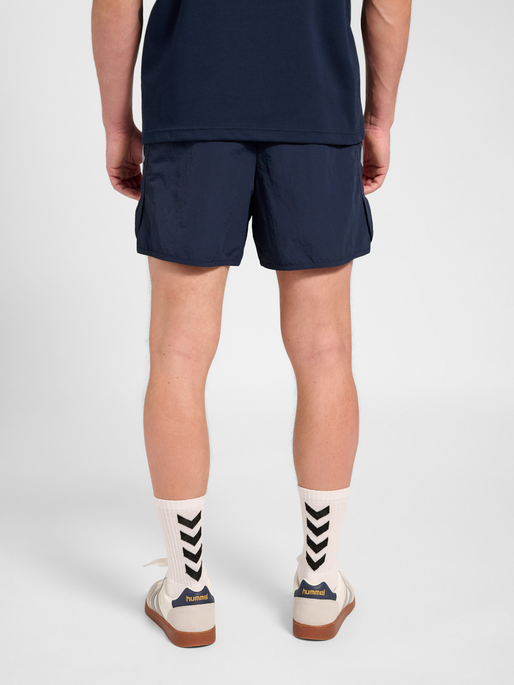 hmlWORLD 26 TRACK SHORTS, DARK SAPPHIRE, model