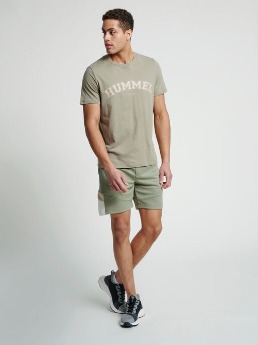 hmlVARSITY T-SHIRT, VETIVER, model