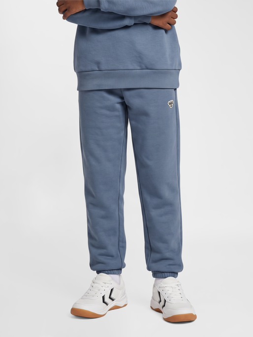 hmlJR LOOSE SWEATPANTS BEE, FLINT STONE, model