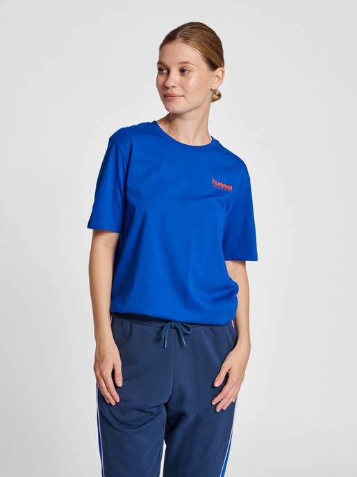 hmlLGC JOSE T-SHIRT, MAZARINE BLUE, model