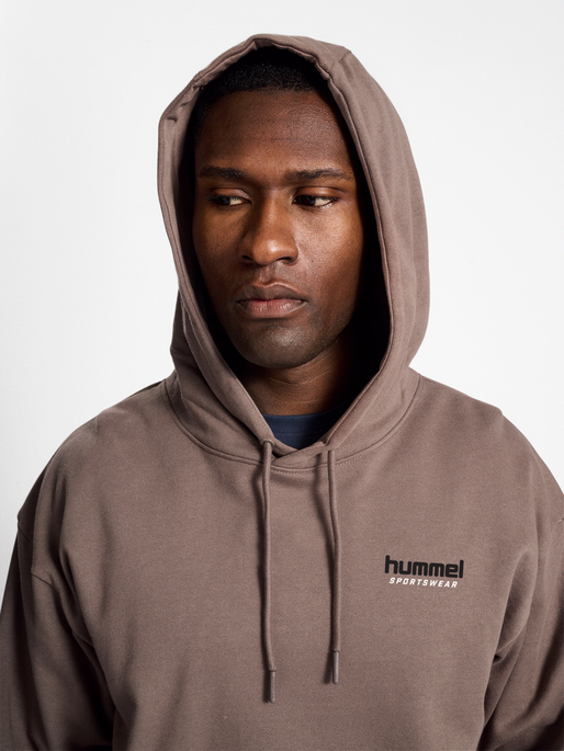 hmlLGC NATE HOODIE, IRON, model