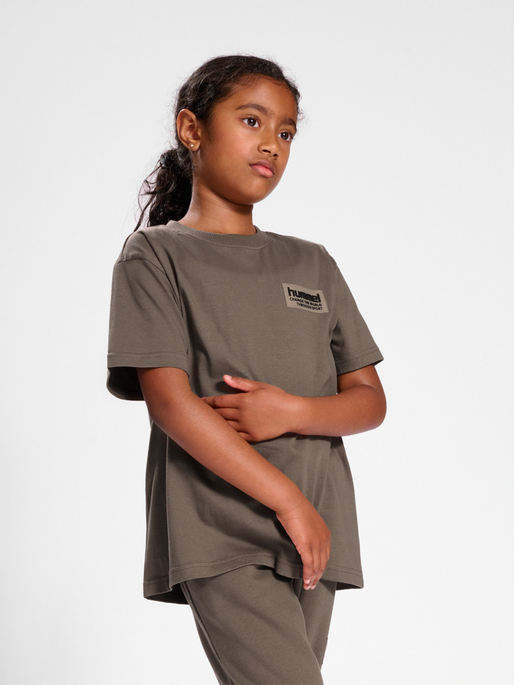 hmlDARE T-SHIRT S/S, 1559, model