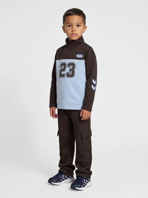 hmlTIMMI HALF ZIP SWEAT, TURKISH COFFEE, model
