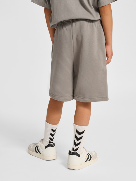 hmlJR LOOSE SWEAT SHORTS BEE, ROCK RIDGE, model