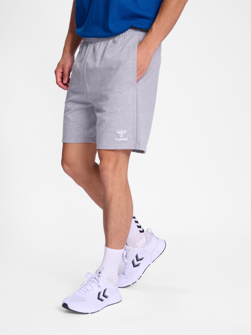 hmlGO 2.0 SWEATSHORTS, GREY MELANGE, model