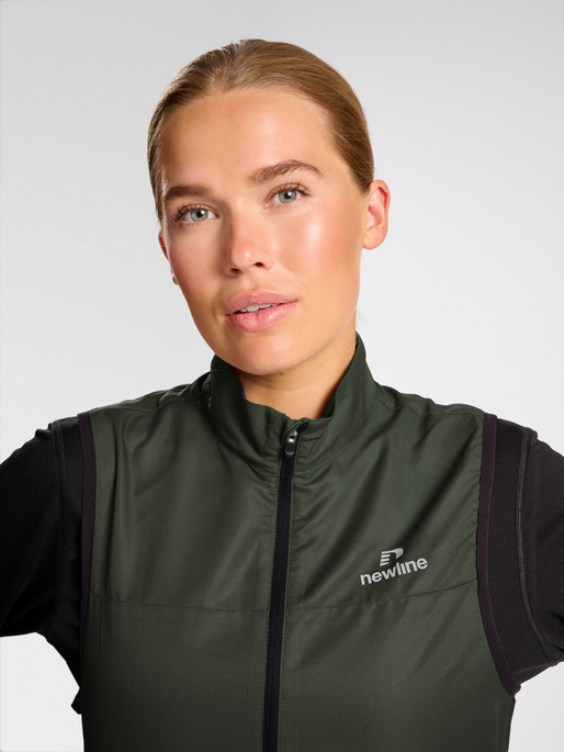 nwlBEAT GILET WOMAN, BELUGA, model