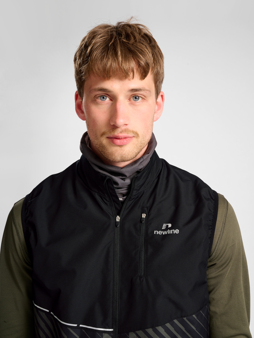 nwlPACE GILET, BLACK BELUGA AOP, model