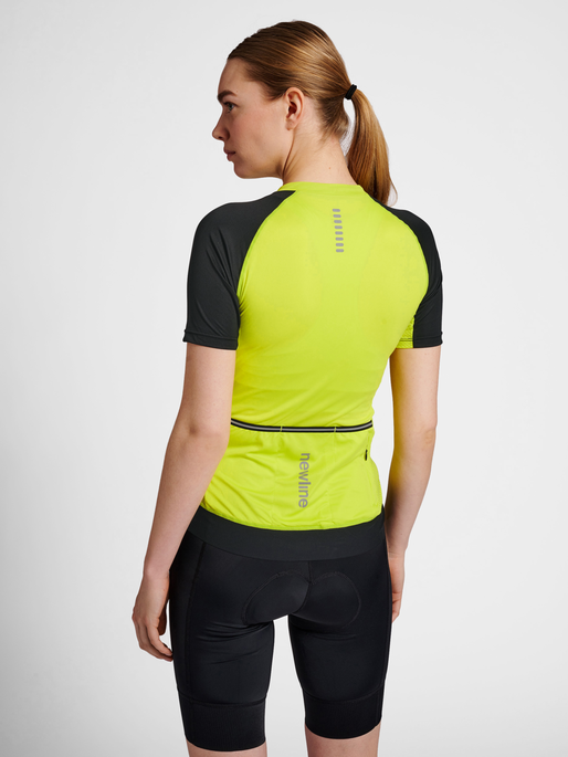 WOMENS CORE BIKE JERSEY, EVENING PRIMROSE, model