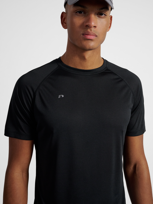 nwlBEAT T-SHIRT, BLACK, model