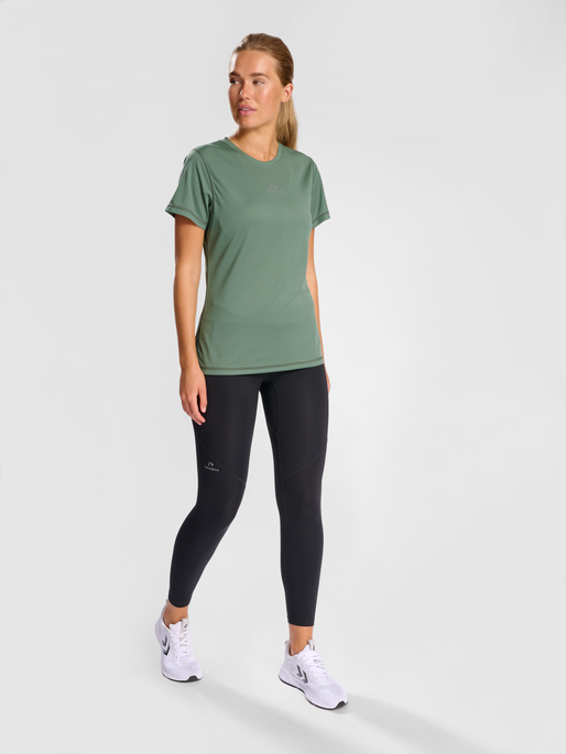 nwlBEAT POLY TEE WOMAN, LAUREL WREATH, model