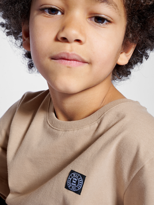 stsGLORY T-SHIRT S/S, SEPIA TINT, model