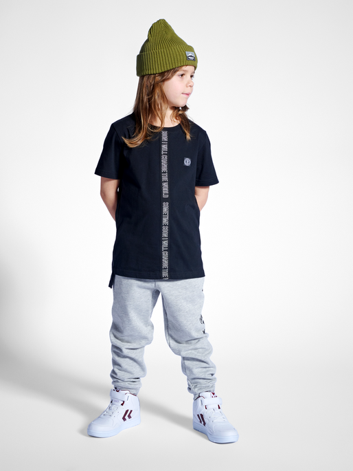 stsMONUMENT T-SHIRT S/S, BLACK, model