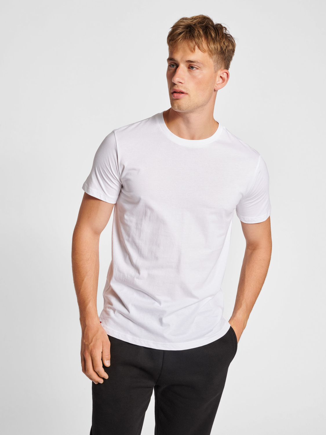 hummel RED BASIC T-SHIRT S/S - WHITE